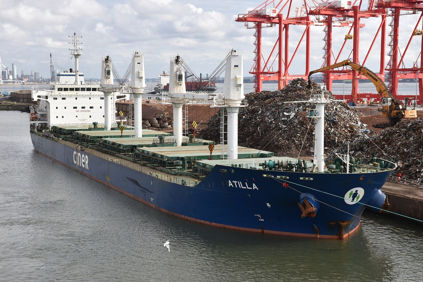 Nave bulk carrier in banchina durante il carico di rottami
